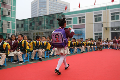雙榆樹第一小學開學典禮,學生獨創(chuàng)民族文化書包亮相