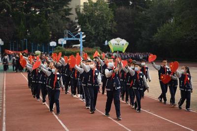突破自我極限--青島燕兒島路第一小學學子運動會上展龍人風采