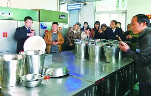 辣條攤上事了！河南開展食品安全護幼行動，守護學生舌尖安全